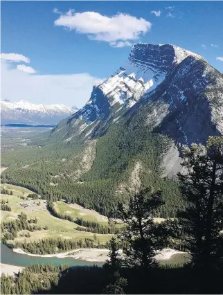  ?? PHOTOS: CHRISTALEE FROESE ?? The Rocky Mountainee­r rolls through Banff National Park.