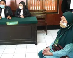  ?? LUGAS WICAKSONO/JAWA POS ?? MERASA BERHAK: Terdakwa Fatimatus Zuroh saat disidang di PN Surabaya Rabu (29/9).