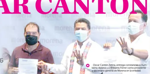  ??  ?? Oscar Cantón Zetina, entrega constancia­s a Humberto Aldana y a Williams Ferrer como presidente y secretario general de Morena en la entidad.