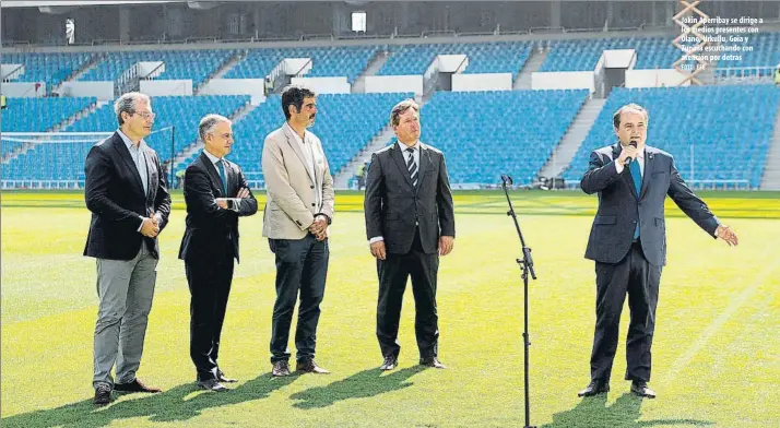  ?? FOTO: EFE ?? Jokin Aperribay se dirige a los medios presentes con Olano, Urkullu, Goia y Zupiria escuchando con atención por detrás