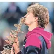  ?? FOTO: DPA ?? Alexander Zverev küsst die Trophäe nach seinem Sieg.