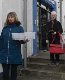  ??  ?? Ros McGuinness and Jim Goggin delivering the meals .