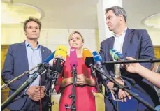 ?? FOTO: DPA ?? Markus Söder (rechts) neben den Grünen-Spitzenkan­didaten Ludwig Hartmann und Katharina Schulze.