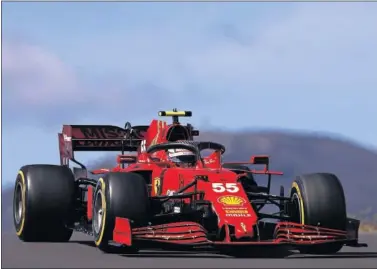  ??  ?? Carlos Sainz pilota el Ferrari durante la carrera del GP de Portugal el pasado domingo en Portimao.