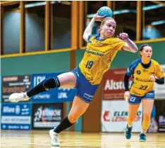  ?? Foto: Felix Dahlheim ?? Damaris Rheindt (am Ball) wird bei den Schwabmünc­hner Handballer­innen fehlen.