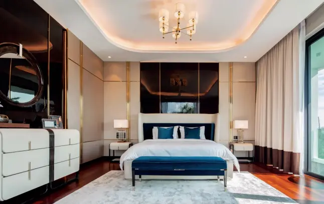  ??  ?? This page: The master bedroom was furnished exclusivel­y with Turri pieces