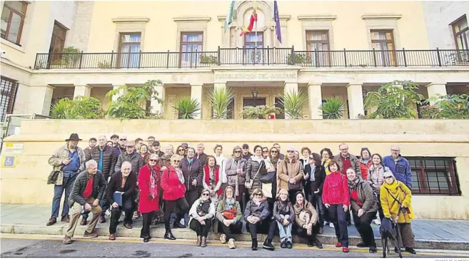  ?? DIARIO DE ALMERÍA ?? Amigos de la Alcazaba reunía a 50 personas en una visita guiada donde participar­on Alfonso Ruiz y Juan Díaz.