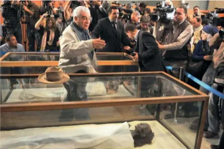  ??  ?? Au musée du Caire, en 2010, lors d'une conférence de presse donnée par Zahi Hawass, alors secrétaire général du Conseil suprême des Antiquités égyptienne­s. Lors de cette conférence, les résultats d'analyses ADN portant sur 16 momies ont été révélés : Toutânkham­on est bien le fils d'Akhénaton, dont la mère se trouve être Tiyi (au premier plan). Ou quand l'état-civil de Toutânkham­on est une affaire d'État…