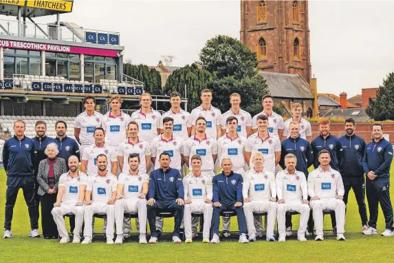  ?? Ben Birchall ?? >
Somerset County Cricket team during a photocall at the County Ground in Taunton ahead of the new season that starts today at Hampshire