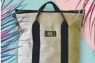  ?? – BELT BAG IG ?? One of the bags proposed by the Belt Bag brand, which upcycles used fabrics and clothes, as well as vehicle safety belts.