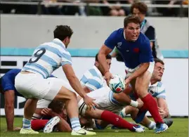  ??  ?? Le dos du demi de mêlée Antoine Dupont grince de moins en moins. Au point qu’il pourrait être titulaire dimanche face aux Gallois. (Photos AFP)