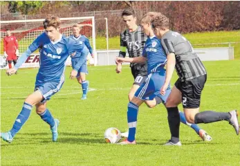  ?? FOTO: KERN ?? Die B-Junioren des FV Ravensburg (links Dennis Montero Guerrero und Leandro Stehle) sind in der Verbandsst­affel auf Kurs, der SV Weingarten (Luis Halder und Markus Kungel) steckt dagegen in der Krise.