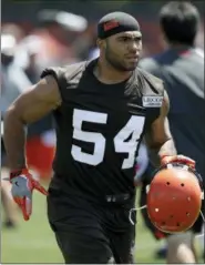  ?? TONY DEJAK — THE ASSOCIATED PRESS FILE ?? In a file photo, Cleveland Browns linebacker Mychal Kendricks jogs the field during the team’s training camp in Berea, Ohio. Federal prosecutor­s in Philadelph­ia say Kendricks, a former member of the Philadelph­ia Eagles, used insider trading tips from an acquaintan­ce to make about $1.2 million in illegal profits on four major trading deals.