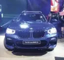  ??  ?? The expressive “3D” kidney grille and fog lamps sport a hexagonal design for the first time on a BMW X model.