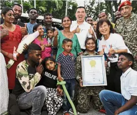  ??  ?? Thumbs up: Sasheladev­i holding up a framed certificat­e from the ‘Malaysia Book of Records’ as she poses for a photo with Soon (behind Sasheladev­i), Orient Fitness managing director Baby Goh (on Sasheladev­i’s left) and family members.