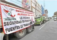 ??  ?? Transporti­stas del Sindicato de la Industria del Cemento piden la intervenci­ón del gobernador Alfredo del Mazo.