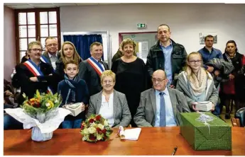  ??  ?? Liliane et Michel Gée ont officialis­é leurs noces d’or, samedi 4 février, à la maire d’Auquemesni­l.