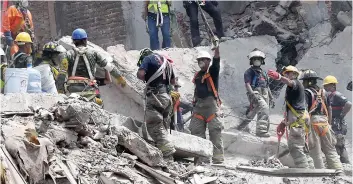  ?? PHOTO AFP ?? Des secouriste­s tentent de trouver des survivants parmi les décombres d’un édifice.