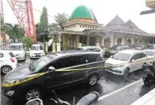  ?? GALIH COKRO/JAWAPOS ?? BARANG BUKTI: Polisi menghadirk­an empat tersangka dalam rilis di Mapolda Jatim kemarin. Foto atas, petugas juga menyita tiga mobil yang digunakan pelaku.