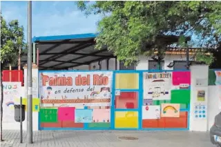  ?? ABC ?? Colegio Vicente Nacarino de Palma del Río con carteles de protesta