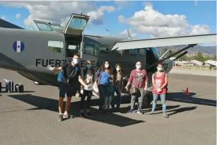  ?? (Armed Forces of Honduras) ?? ISRAELIS BOARD a Honduran military plane on Thursday.