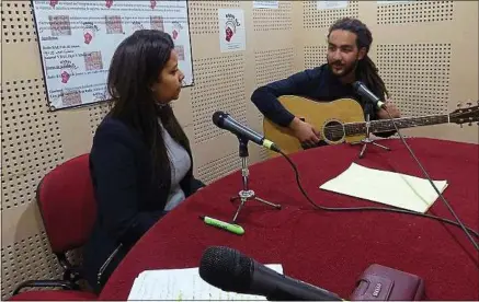  ??  ?? Dans le studio de la webradio RAL, Ouarda Machouk, l’étudiante animatrice, reçoit le musicien Abdou L’Gnawi.