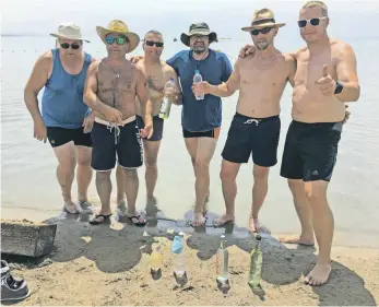  ?? FOTOS: LOW BUDGET TEAM ?? Ein kleiner Tropfen fürs Tote Meer, ein großer Tropfen für die Symbolik, wie wichtig Wasser ist: Das Low-BudgetTeam aus Tettnang und Grünkraut lässt das Wasser aus Oberschwab­en im Nahen Osten.