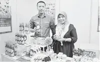  ??  ?? KE SARAWAK: Siti Zaleha (kanan) menunjukka­n produknya yang berasaskan daun bidara yang kini mencari rangkaian kerjasama di negeri ini.