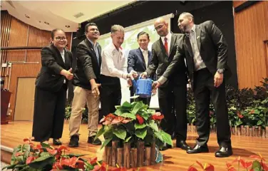  ?? ?? rajendran (second from right) and councillor­s launching the penang Green School awards in Komtar.
Zhafaran Nasib/the Star