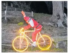  ??  ?? A Ruca, le père Noël fait du vélo autour de la chapelle.
