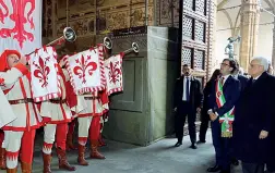  ??  ?? Le chiarine salutano l’arrivo di Mattarella a Palazzo Vecchio con il sindaco Nardella