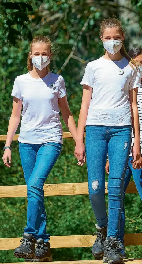  ??  ?? Leonor, de 15, y Sofía, de
14, lucieron outfits iguales de jeans, camisetas blancas con pinks y borcegos, como lo mostró guacamouly.com, con su cabello recogido en una cola. Aunque la hermana mayor se diferenció con un reloj deportivo en su muñeca.