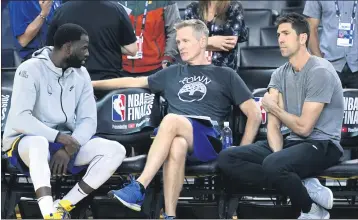  ?? DOUG DURAN — BAY AREA NEWS GROUP, FILE ?? Draymond Green, head coach Steve Kerr and BobMyers, Warriors president of basketball operations, talk during a team practice prior to Game 6of the 2019NBA Finals in Oakland.