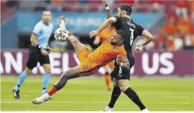  ?? Dean Mouhtaropo­ulos / AFP ?? El defensor austriaco Dragovic (derecha) disputa un balón ante el neerlandés Memphis Depay.