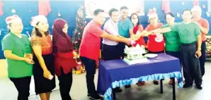  ??  ?? ACARA memotong kek simbolik perasmian sambutan Krismas 2017 dan Tahun Baharu 2018 anjuran 3KR Hospital Ranau.