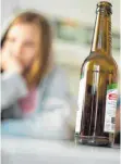  ?? FOTO: DPA ?? Eine US-Studie rät Eltern zu konsequent­em Verhalten beim Thema Alkohol.