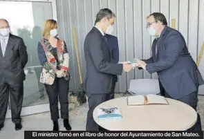  ?? ÁNGEL DE CASRO ?? El ministro firmó en el libro de honor del Ayuntamien­to de San Mateo.