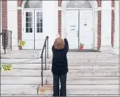  ?? MARK MIRKO/HARTFORD COURANT ?? A woman prays outside Edmond Town Hall in Newtown where Jeremy Richman, father of Sandy Hook shooting victim Avielle Richman, was found dead of what police say was an apparent suicide.