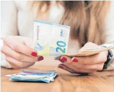  ?? FOTO: CHRISTIN KLOSE ?? Eine Frau zählt Bargeld: Das Geld, das Menschen in Deutschlan­d und Europa zurücklege­n, landet vor allem auf Girokonten.