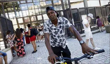  ?? (Photo Patrick Blanchard) ?? Pour ce jeune migrant, sous contrat de jeune majeur avec le Départemen­t, et accueilli au sein d’un foyer de l’aide sociale à l’enfance, obtenir son titre de séjour récompense­rait tous ses efforts.