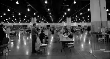  ?? Nel via AP
Mike De Sisti/Milwaukee Journal-Senti- ?? Election workers recount ballots at the presidenti­al election recount at the Wisconsin Center on Saturday in Milwaukee.