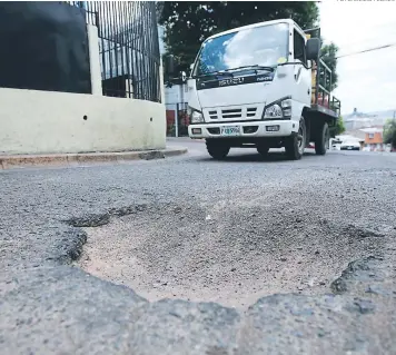  ?? FOTO: EMILIO FLORES ?? Inmensas grietas se han formado sobre el asfalto en la avenida República de Panamá, en el barrio San Rafael. Los conductore­s a diario se ven obligados a realizar maniobras para evadirlas.