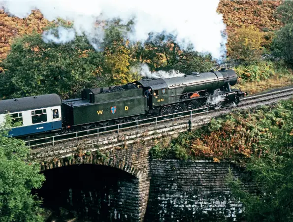  ?? PAUL CHANCELLOR/COLOURRAIL ?? Dame Vera Lynn climbs the NYMR's 1-in-49 gradient at Thomason Foss on October 7, 1995.