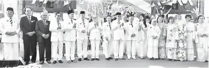  ?? — Gambar Muhammad Rais Sanusi ?? KENANGAN: Abang Johari (sembilan kiri) merakam gambar kenangan bersama Tun Taib (lapan kanan) dan Toh Puan Ragad (tujuh kanan) serta tetamu-tetamu kenamaan yang lain sempena Sambutan Hari Kemerdekaa­n Sarawak di Dataran Perayaan semalam.