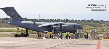  ??  ?? La ayuda humanitari­a se descarga de un avión C-17 de la Fuerza Aérea de EU