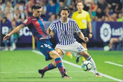  ??  ?? De la Bella presiona a Jason contra el Levante Es el único partido de Liga que ha jugado, tras ser titular en los dos de Europa League FOTO: EFE