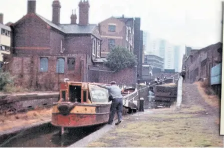  ?? PHOTO: JOHN WHITEHOUSE (DATED 1970) ?? Farmers Bridge Locks. The two houses on the left were being used for storage. They were known as Envelope Cottages.