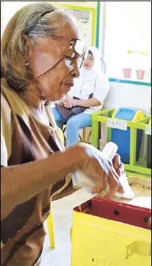  ??  ?? A woman casts her vote at a polling site in Pikit, North Cotabato yesterday during the second round of the plebiscite for the Bangsamoro Organic Law. JOHN UNSON