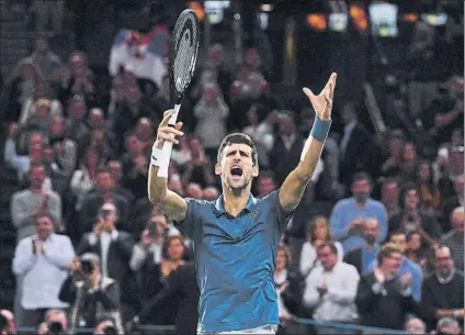  ?? FOTO: GETTY ?? Novak Djokovic libera toda la tensión acumulada tras el soberbio partido que protagoniz­ó junto a Roger Federer: 7-6 (6), 5-7 y 7-6 (3)
