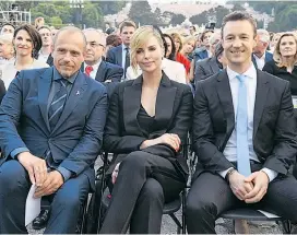  ??  ?? Das Sommernach­tskonzert der Wiener Philharmon­iker 2018 hörten sich Gery Keszler, Charlize Theron und Gernot Blümel gemeinsam an.